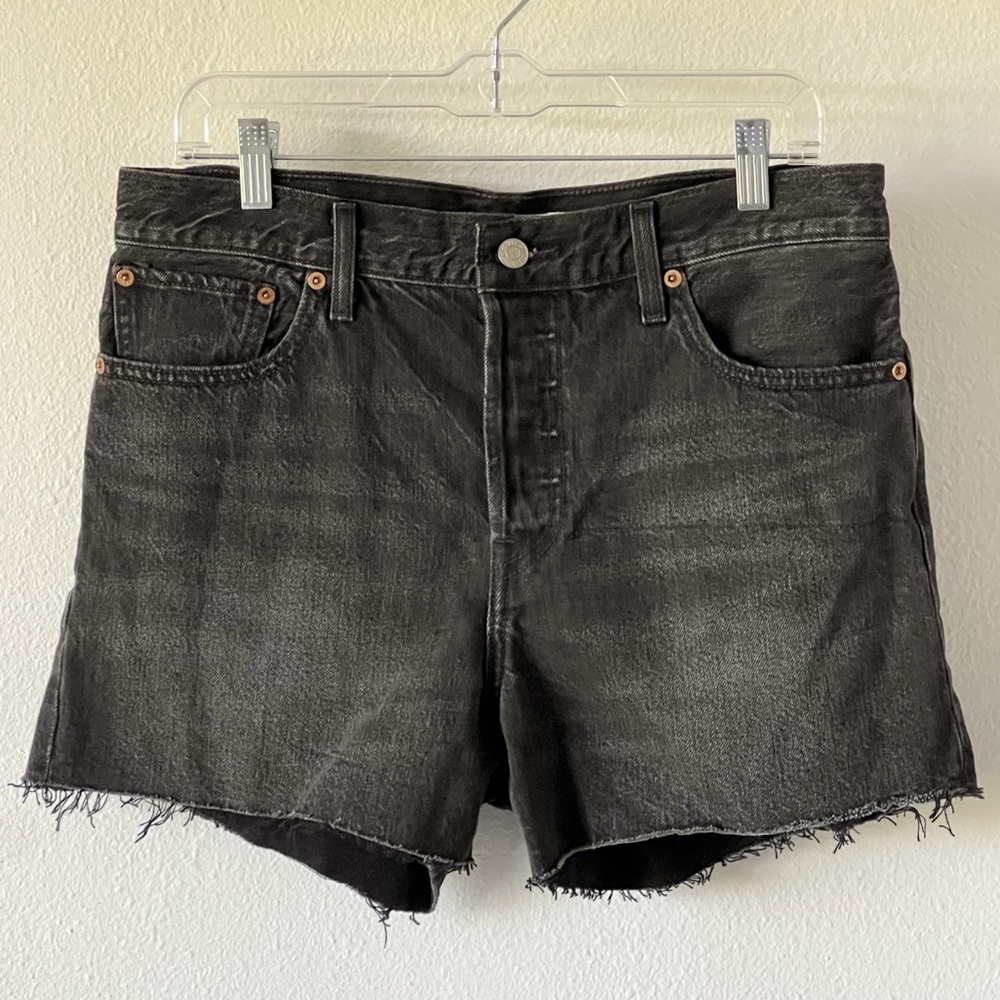 Levi's Wedgie Washed Black Shorts Dark Gray Button Fly Frayed Hem Size 31 - Picture 3 of 13
